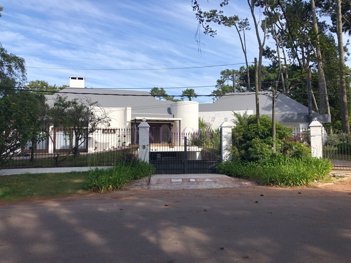 amplia casa en punta del este, parrillero y piscina! - idg952c