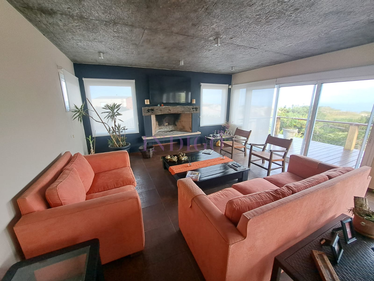 Casa Ref.287 - Hermosa, aplia y luminosos casa en Tio Tom en Venta. Amplios ambientes, piscina, parrillero, canchas y buenas vistas!