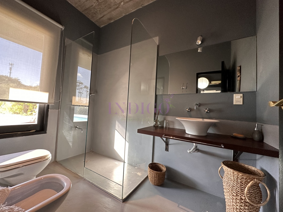 Casa Ref.1103 - Casa en alquiler en Manantiales 3 dorm y dependencia con piscina