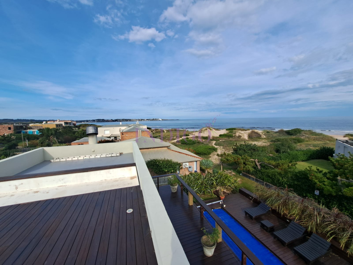 Casa Ref.287 - Hermosa, aplia y luminosos casa en Tio Tom en Venta. Amplios ambientes, piscina, parrillero, canchas y buenas vistas!