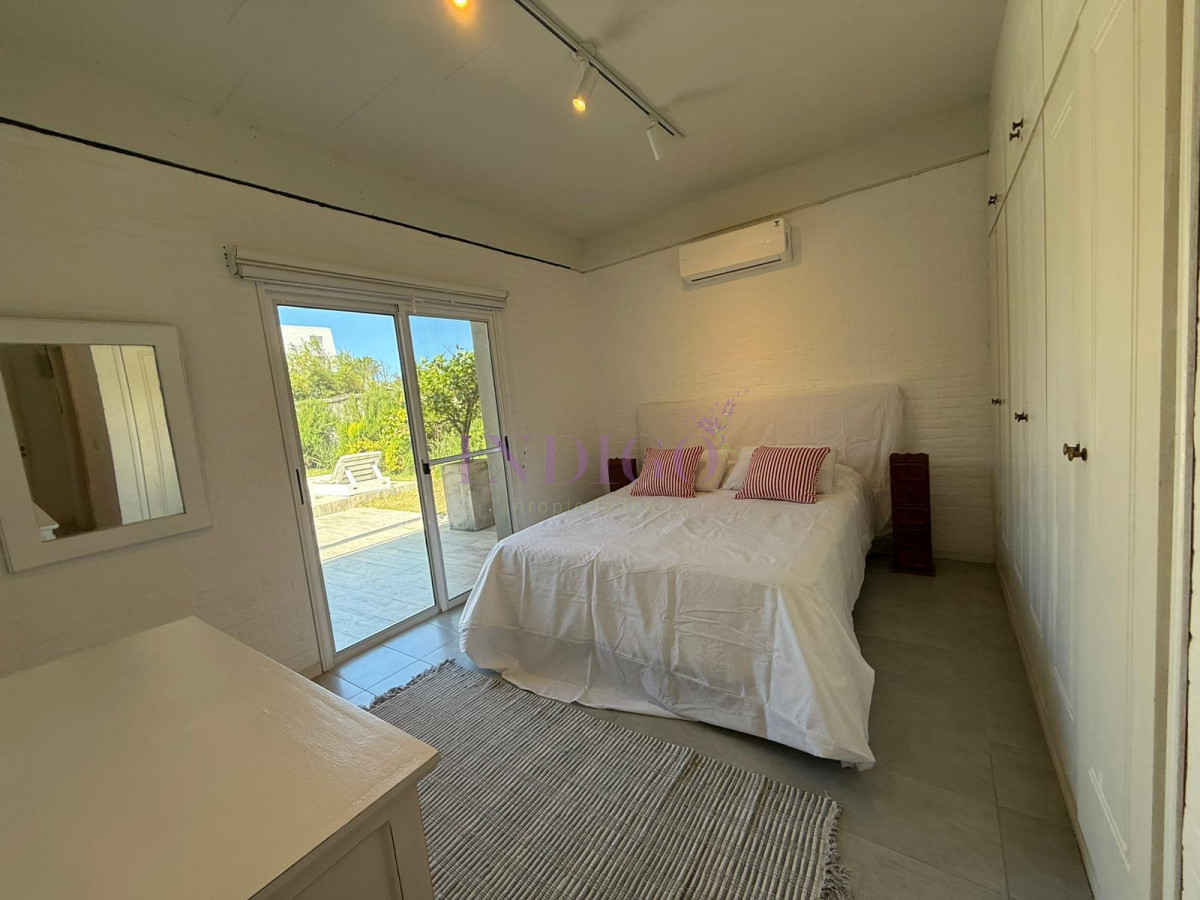 Casa Ref.1345 - Casa en alquiler La Barra, 4 dorm y dependencia de servicio.