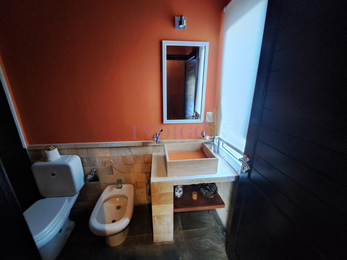 Casa Ref.287 - Hermosa, aplia y luminosos casa en Tio Tom en Venta. Amplios ambientes, piscina, parrillero, canchas y buenas vistas!