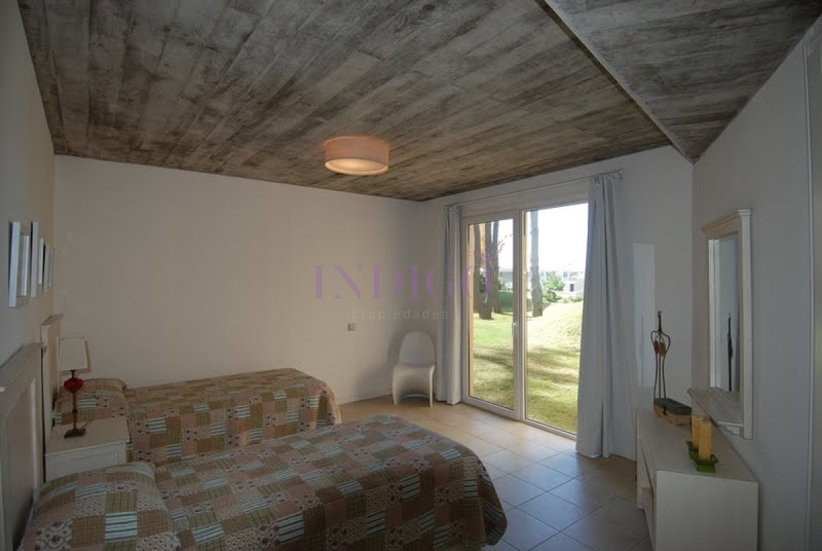 Casa Ref.1106 - Laguna blanca, casa de 5 dormitorios y dependencia