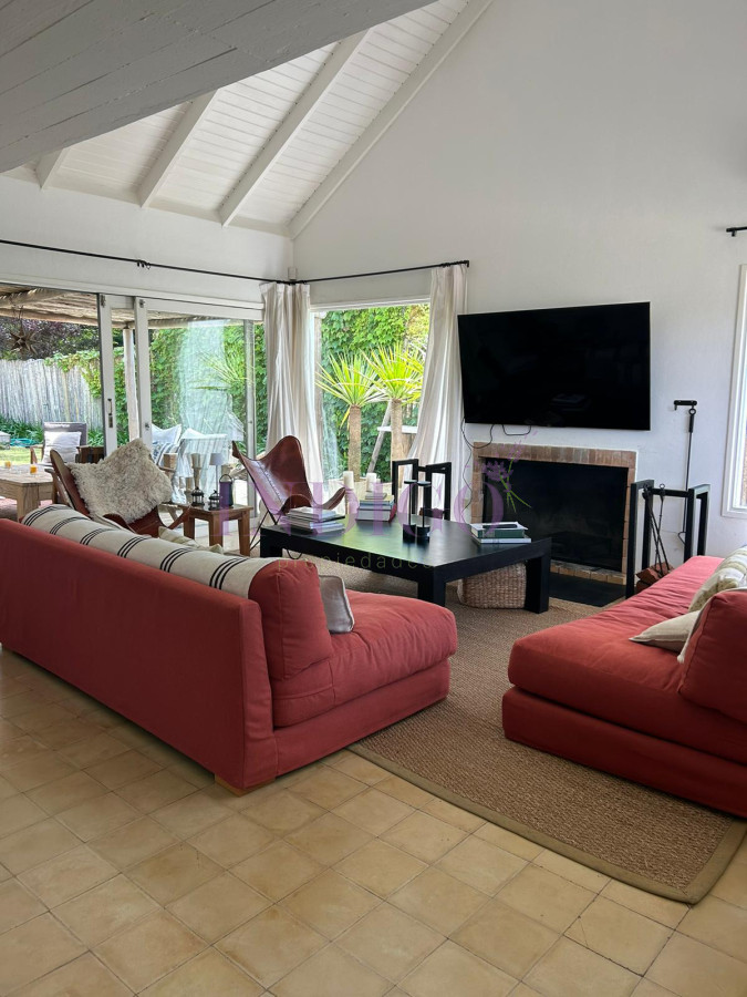 Casa Ref.808 - Casa 4 Dormitorios, 3 baños, piscina y parrillero, con dependencia!