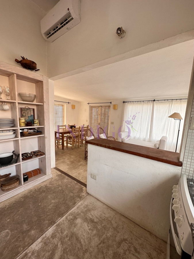 Casa Ref.155 - Muy buena casa en alquiler en Punta Piedras, 3 dormitorios más dependencia de servicio.