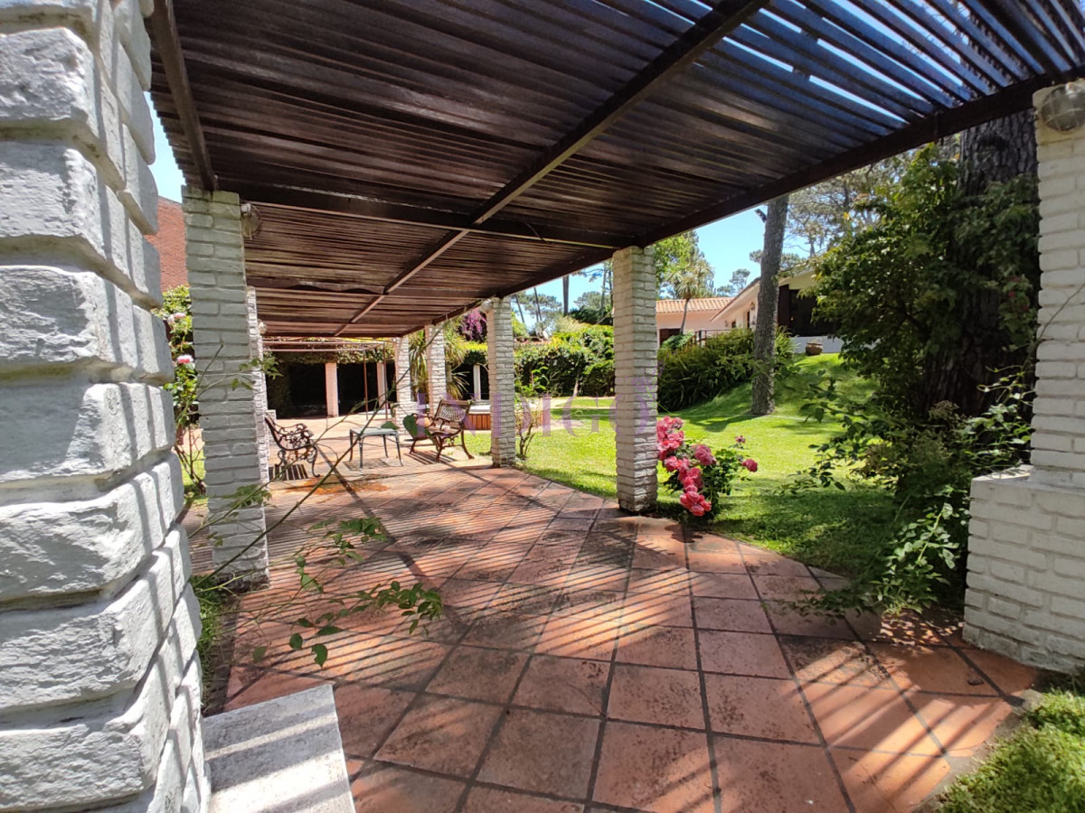 Casa Ref.774 - Hermosa y amplia casa en la mansa, Piscina y Parillero, parque cerrado y grande!