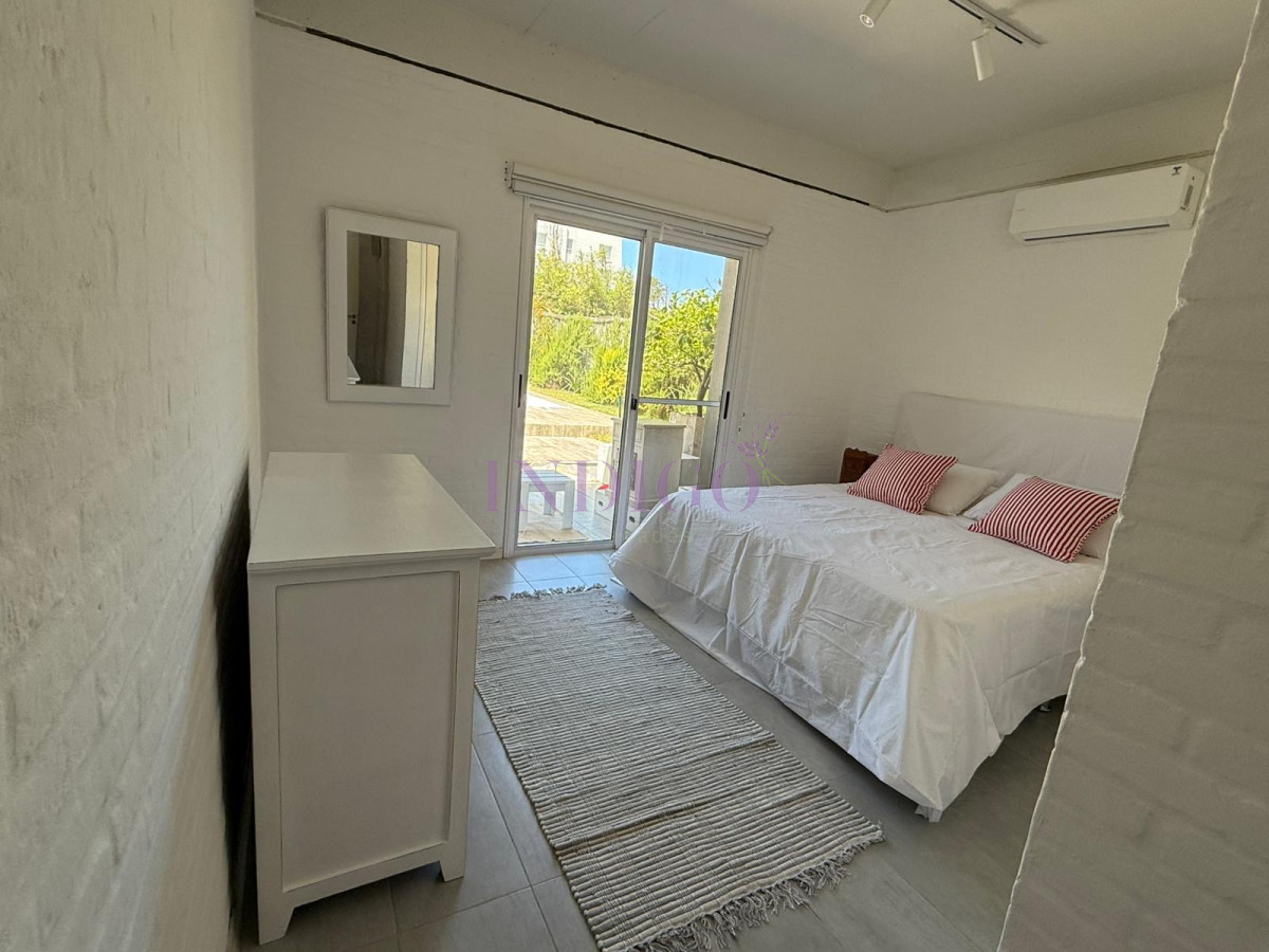 Casa Ref.1345 - Casa en alquiler La Barra, 4 dorm y dependencia de servicio.