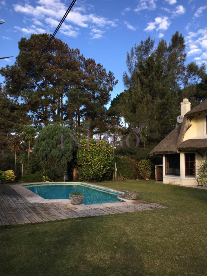 Casa Ref.838 - Casa en Venta, 3 Dormitorios, Piscina y Parrillero