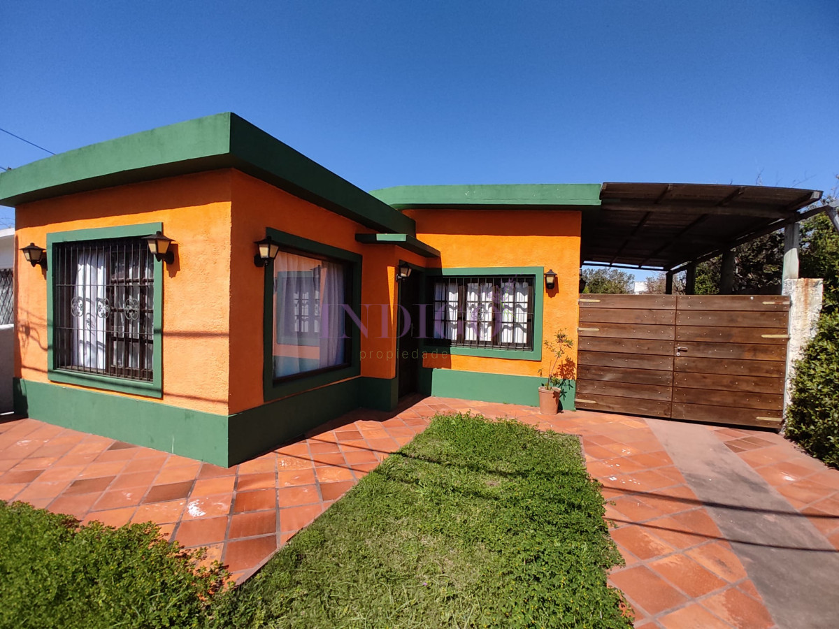  Casa con piscina y parrillero en Manantiales, 3 dormitorios y 2 Baños - IDG737C