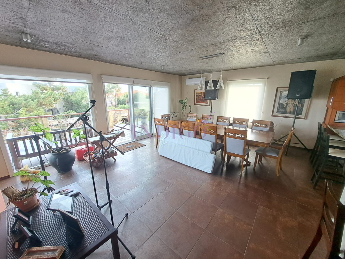 Casa Ref.287 - Hermosa, aplia y luminosos casa en Tio Tom en Venta. Amplios ambientes, piscina, parrillero, canchas y buenas vistas!