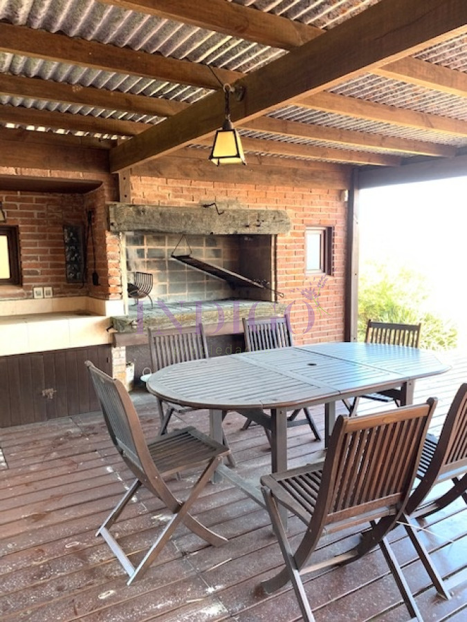 Casa Ref.739 - Amplio quincho con vistas al mar, 3 dormitorios con dependencia y un gran parillero