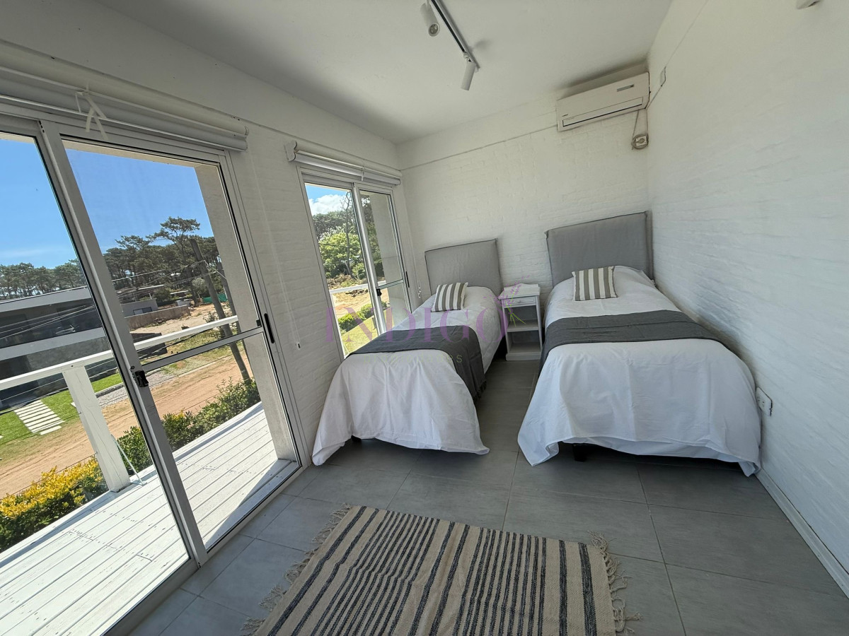 Casa Ref.1345 - Casa en alquiler La Barra, 4 dorm y dependencia de servicio.