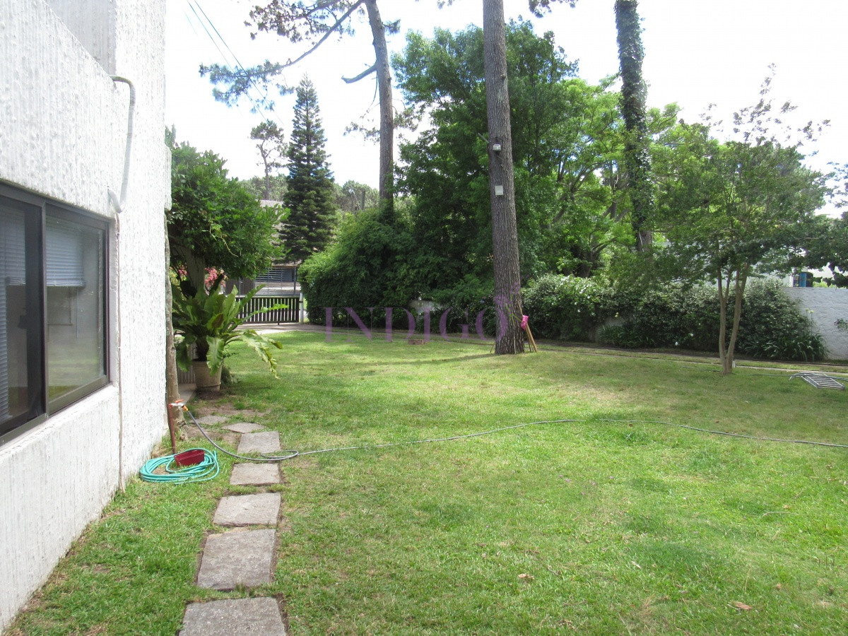 Casa Ref.785 - Amplia casa en Deuville, muy tranquilo! 4 dormitorios y 3 Baños, Parrillero y Garaje!