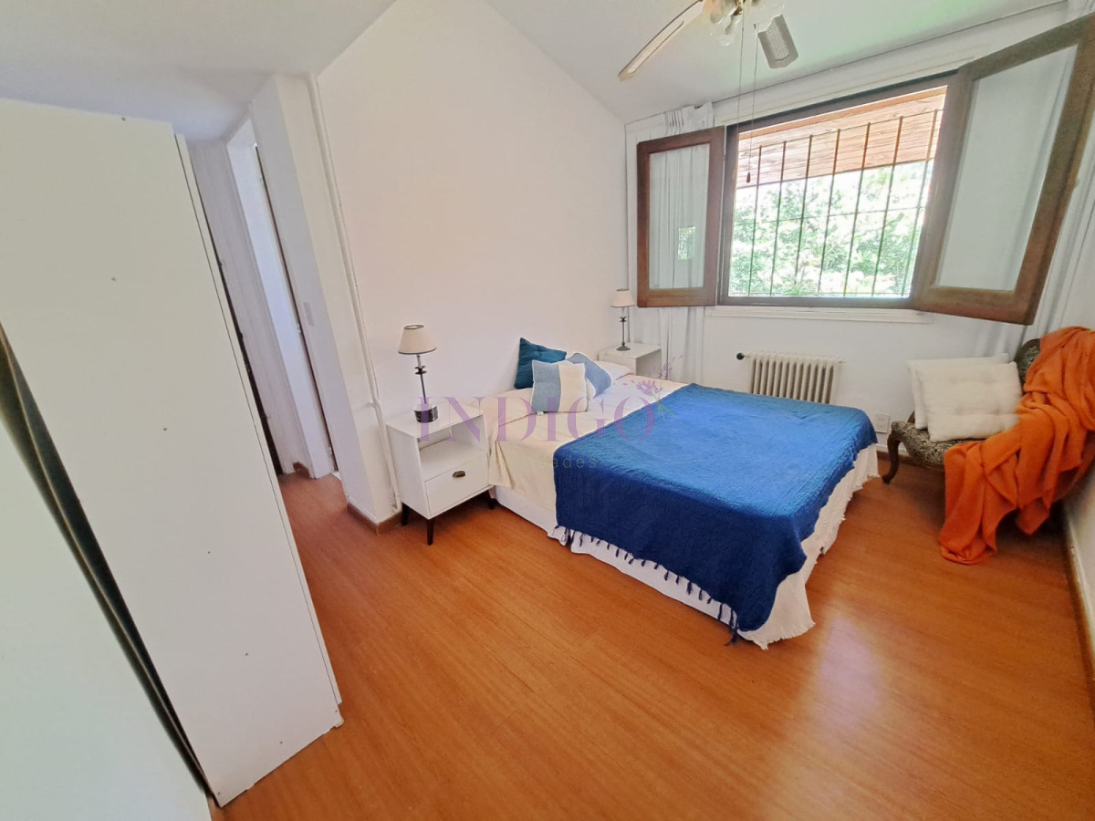 Casa Ref.982 - Amplia casa en las paradas, vasto jardín con muy buen parrillero y a metros del mar! Ideal para veranear!