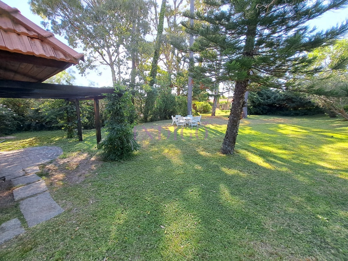 Casa Ref.982 - Amplia casa en las paradas, vasto jardín con muy buen parrillero y a metros del mar! Ideal para veranear!