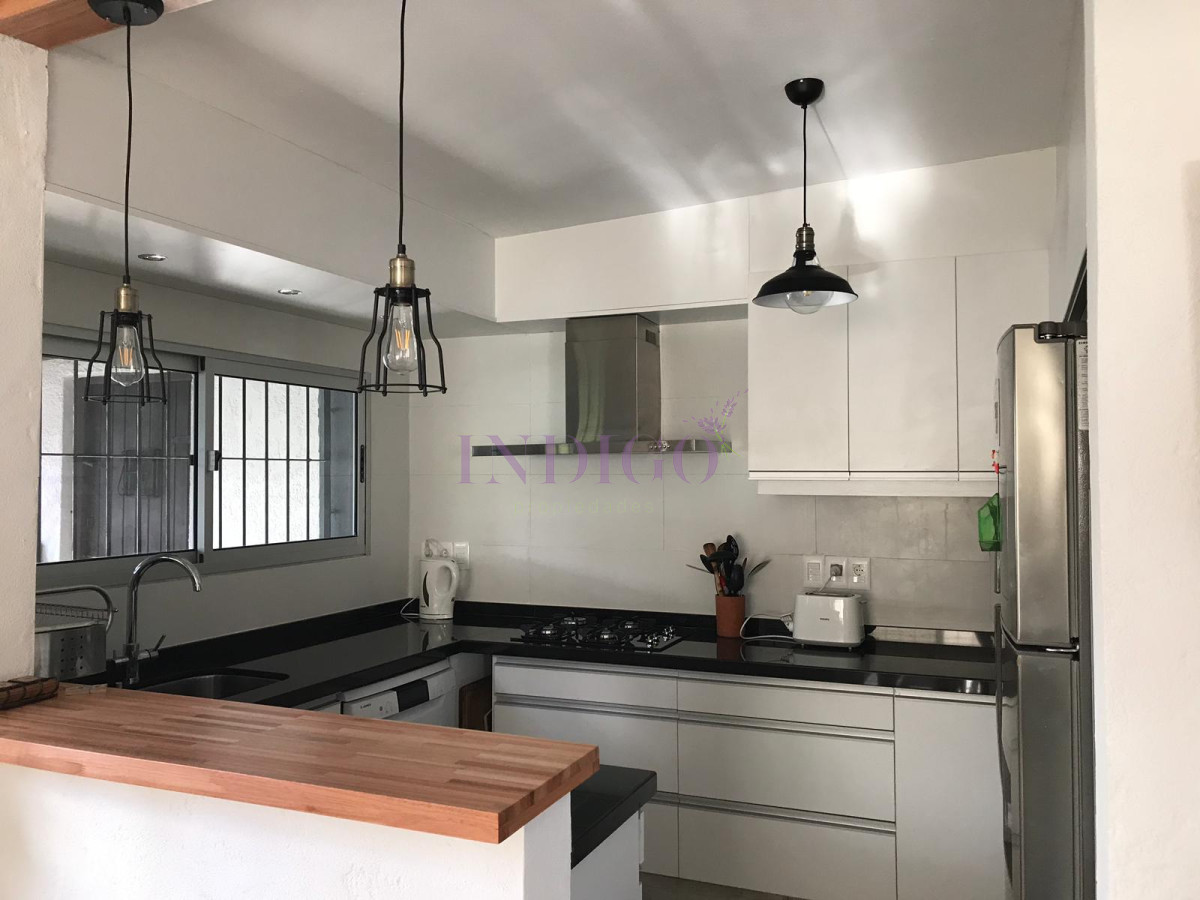 Casa Ref.257 -  Muy linda casa en alquiler en playa Mansa, 4 dormitorios .
