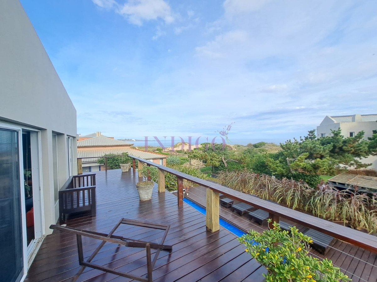 Casa Ref.287 - Hermosa, aplia y luminosos casa en Tio Tom en Venta. Amplios ambientes, piscina, parrillero, canchas y buenas vistas!