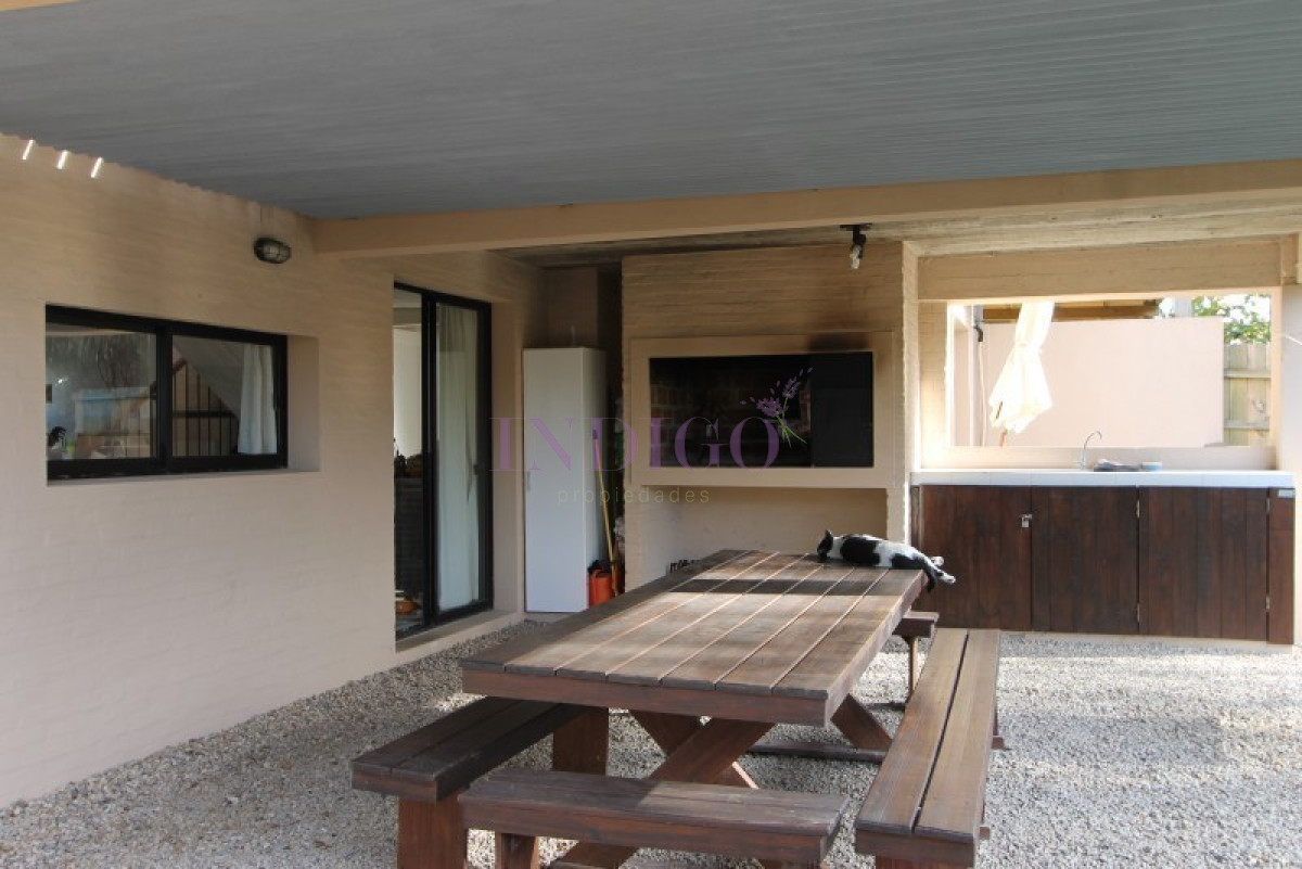 Casa Ref.568 - Venta y alquiler en Montoya a mts de ruta 10.