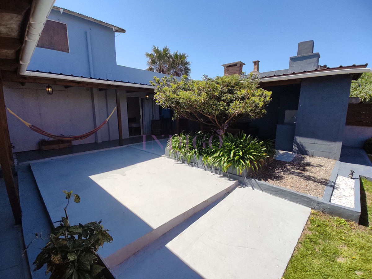 Casa Ref.738 - En Alquiler, Altos de punta Piedra, casa de 4 dorm con parrillero y piscina.