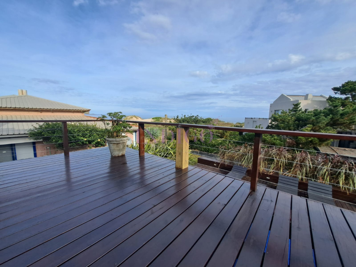 Casa Ref.287 - Hermosa, aplia y luminosos casa en Tio Tom en Venta. Amplios ambientes, piscina, parrillero, canchas y buenas vistas!