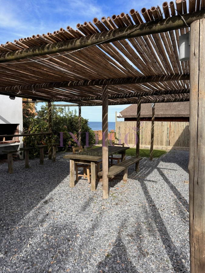 Casa Ref.155 - Muy buena casa en alquiler en Punta Piedras, 3 dormitorios más dependencia de servicio.