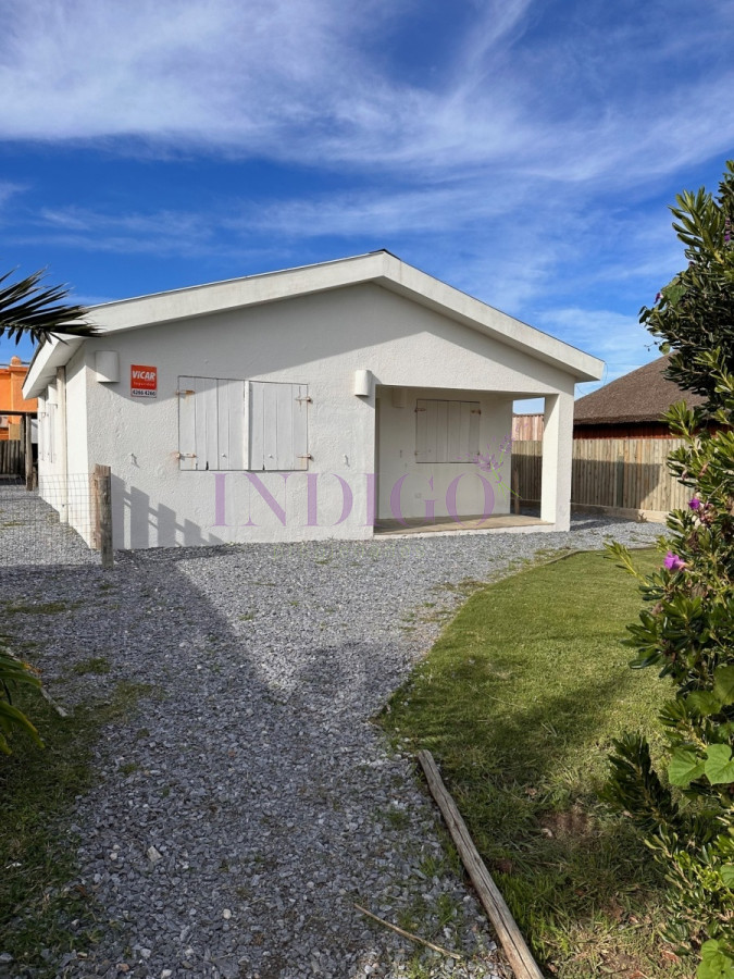 Casa Ref.155 - Muy buena casa en alquiler en Punta Piedras, 3 dormitorios más dependencia de servicio.