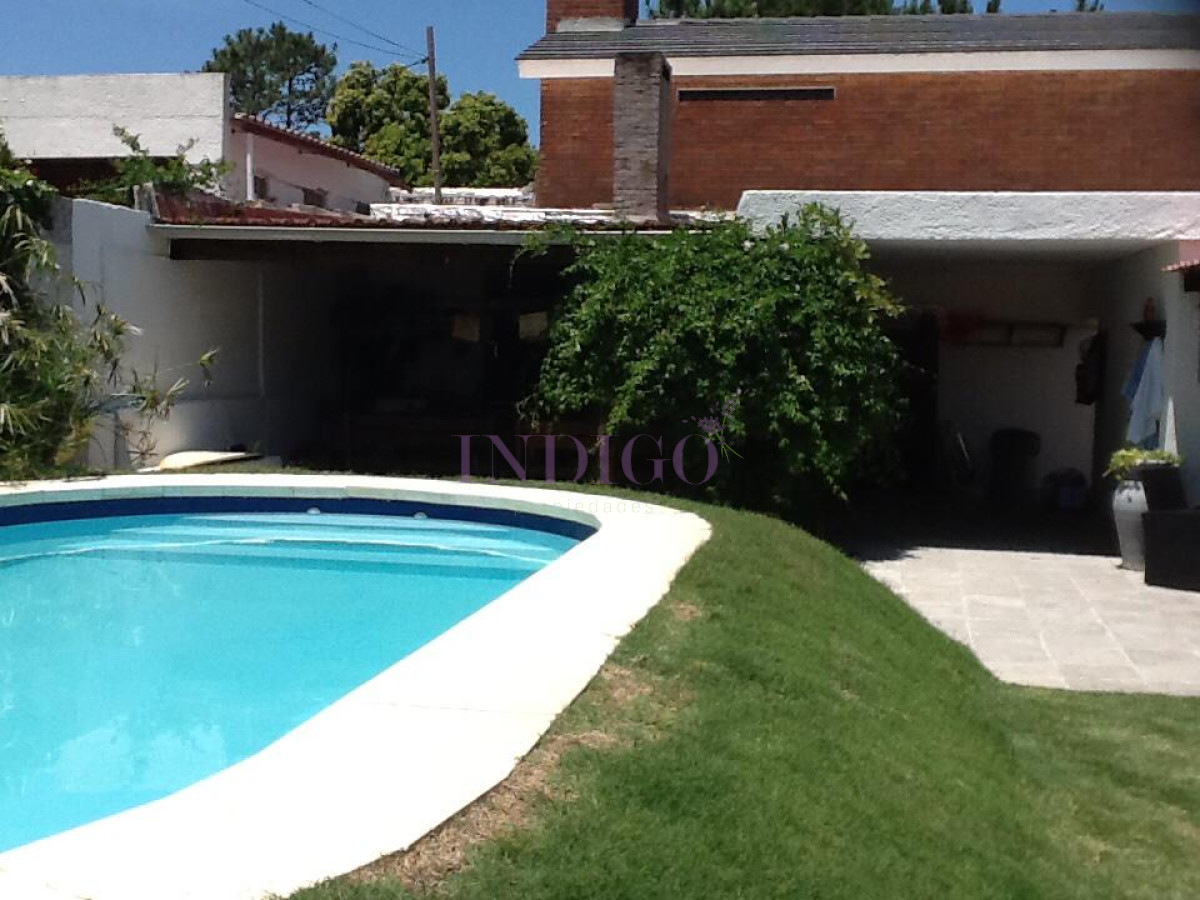 Casa Ref.257 -  Muy linda casa en alquiler en playa Mansa, 4 dormitorios .