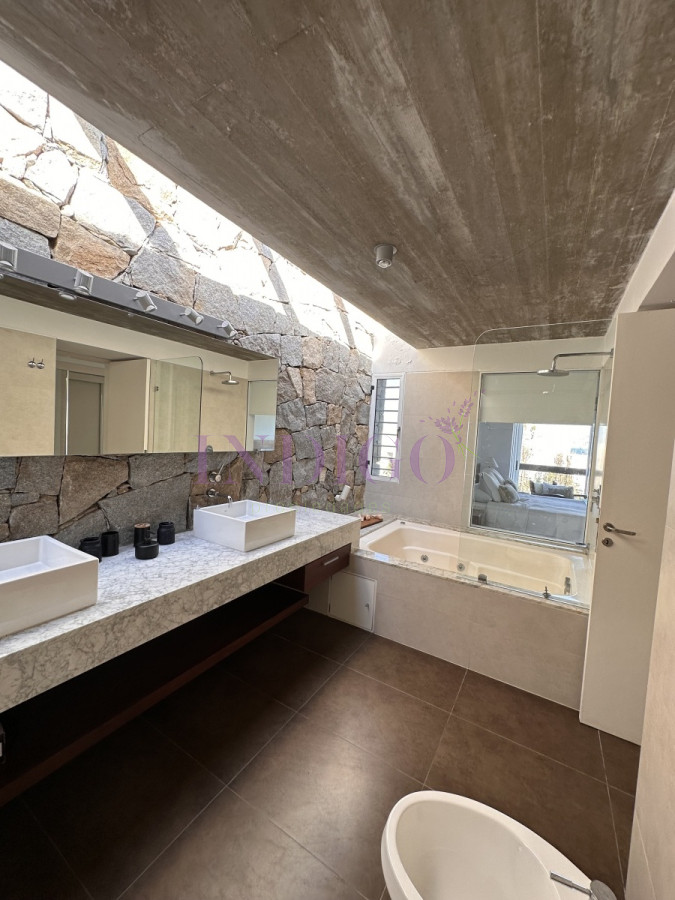Casa Ref.339 - Espectacular casa en venta y alquiler con toda la vista al mar en la zona mas exclusiva de Punta del Este.