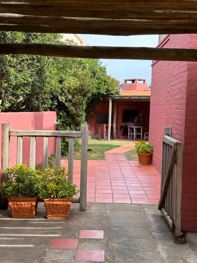 Casa Ref.148 - Casa en alquiler en plena Barra, 3 dormitorios mas dependencia de servicio.