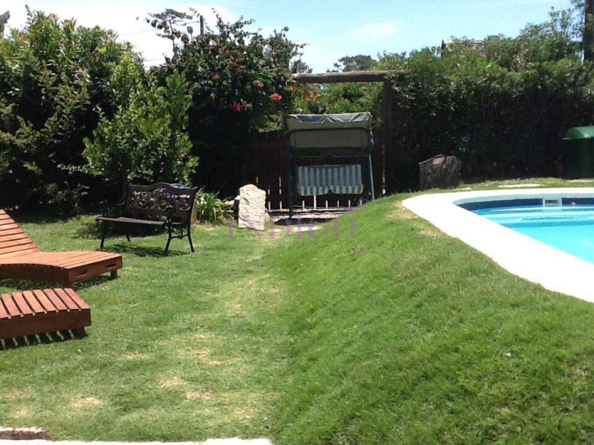 Casa Ref.257 -  Muy linda casa en alquiler en playa Mansa, 4 dormitorios .