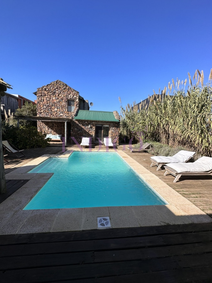 Casa Ref.21 - Casa en Punta Piedras con 3 Dormitorios, Venta y Alquiler.
