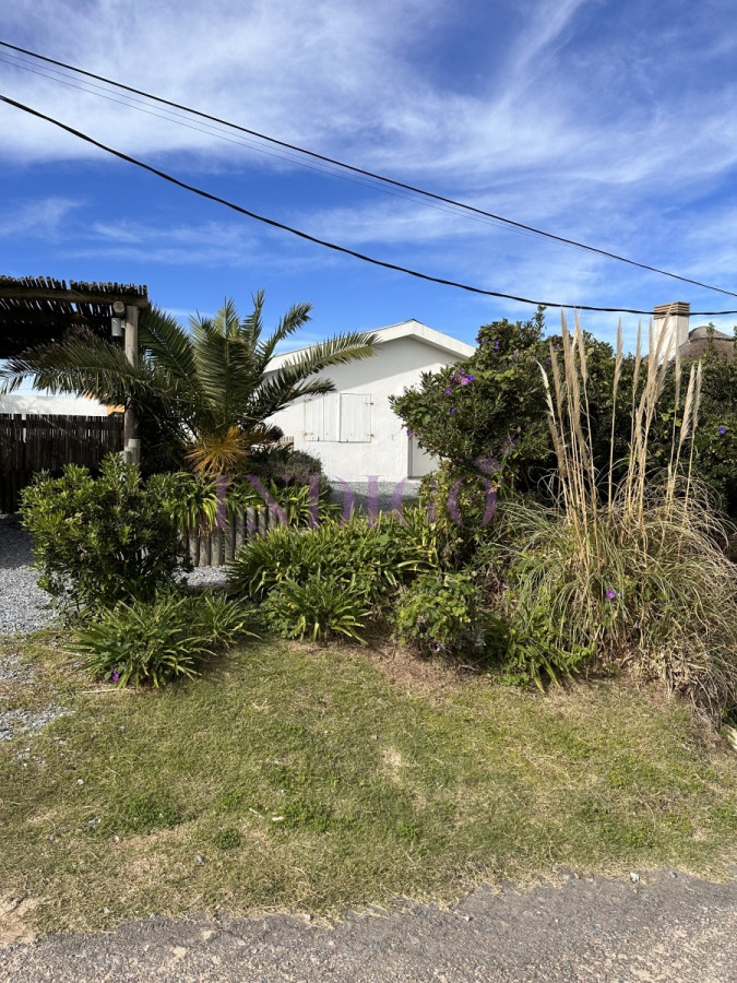 Casa Ref.155 - Muy buena casa en alquiler en Punta Piedras, 3 dormitorios más dependencia de servicio.