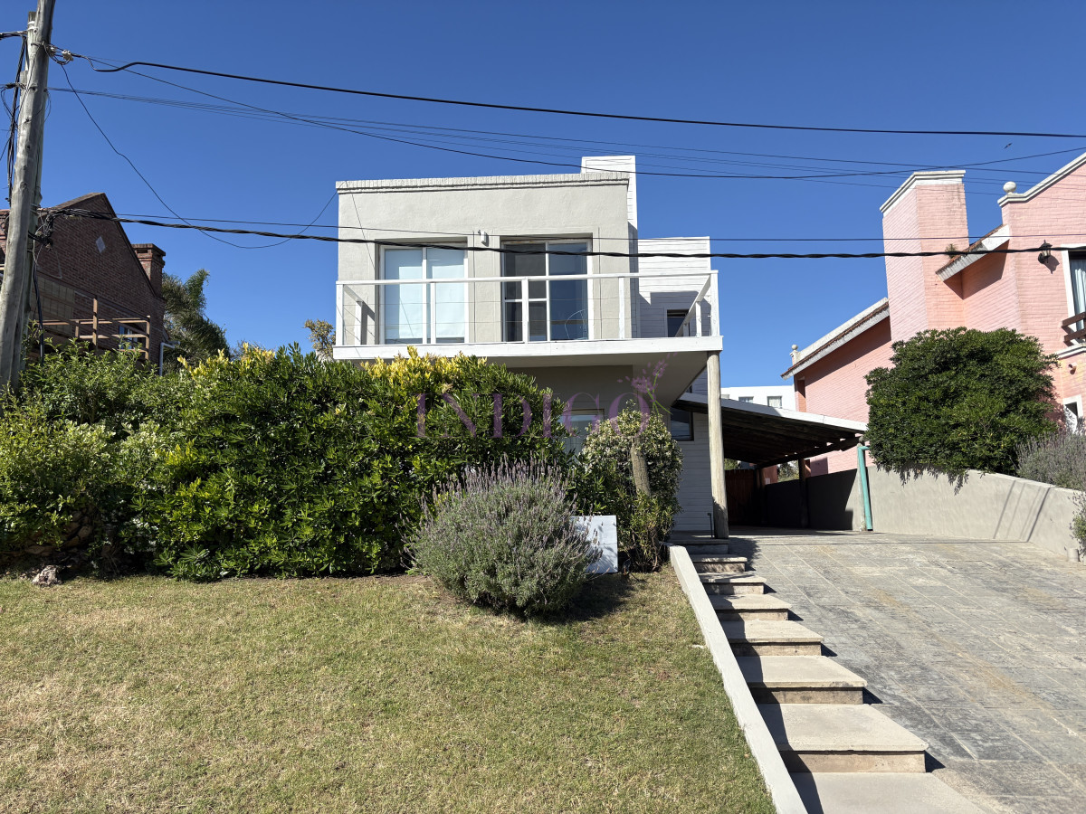 Casa Ref.1345 - Casa en alquiler La Barra, 4 dorm y dependencia de servicio.