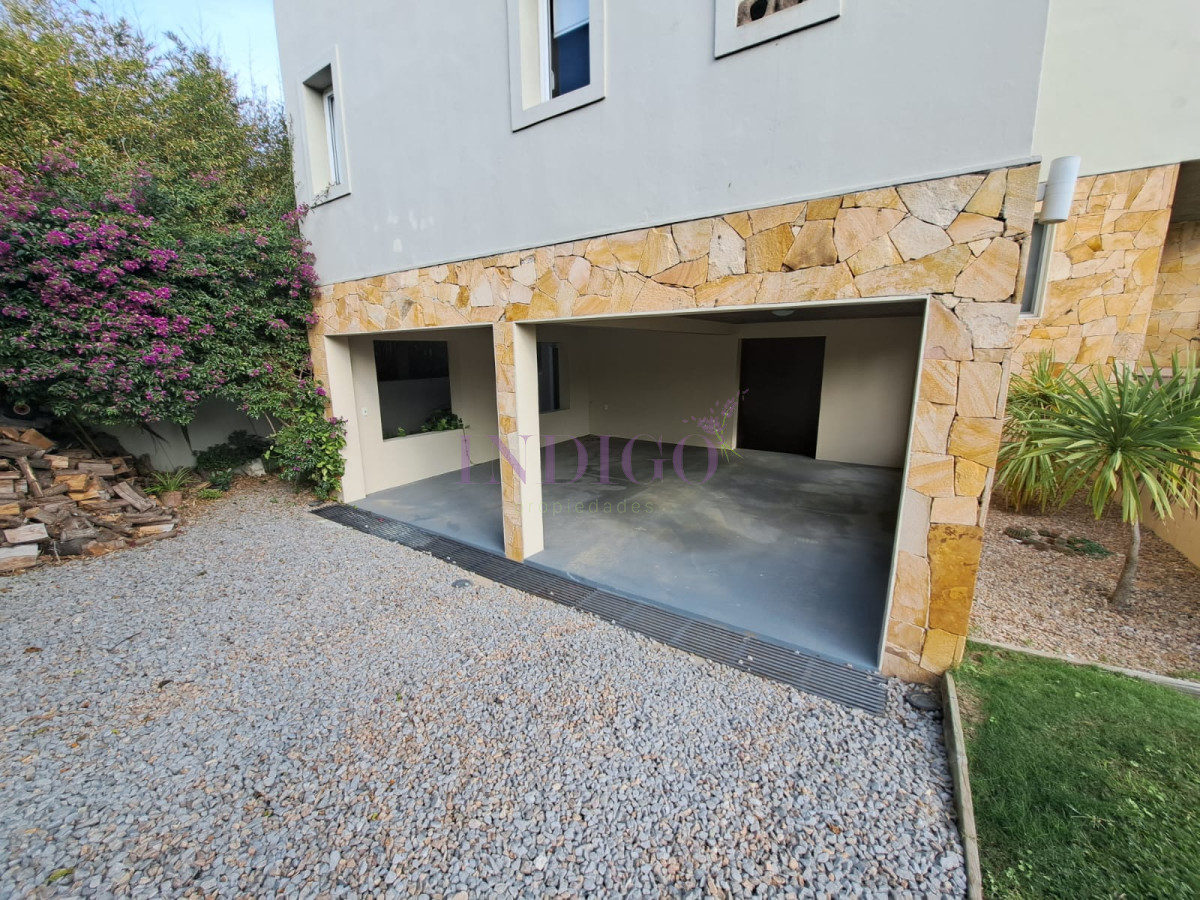 Casa Ref.287 - Hermosa, aplia y luminosos casa en Tio Tom en Venta. Amplios ambientes, piscina, parrillero, canchas y buenas vistas!