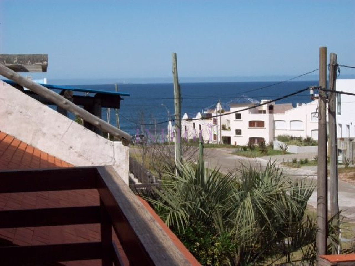 Casa Ref.126 - Casa en alquiler en pleno Manantiales, 3 dormitorios mas dependencia de servicio.