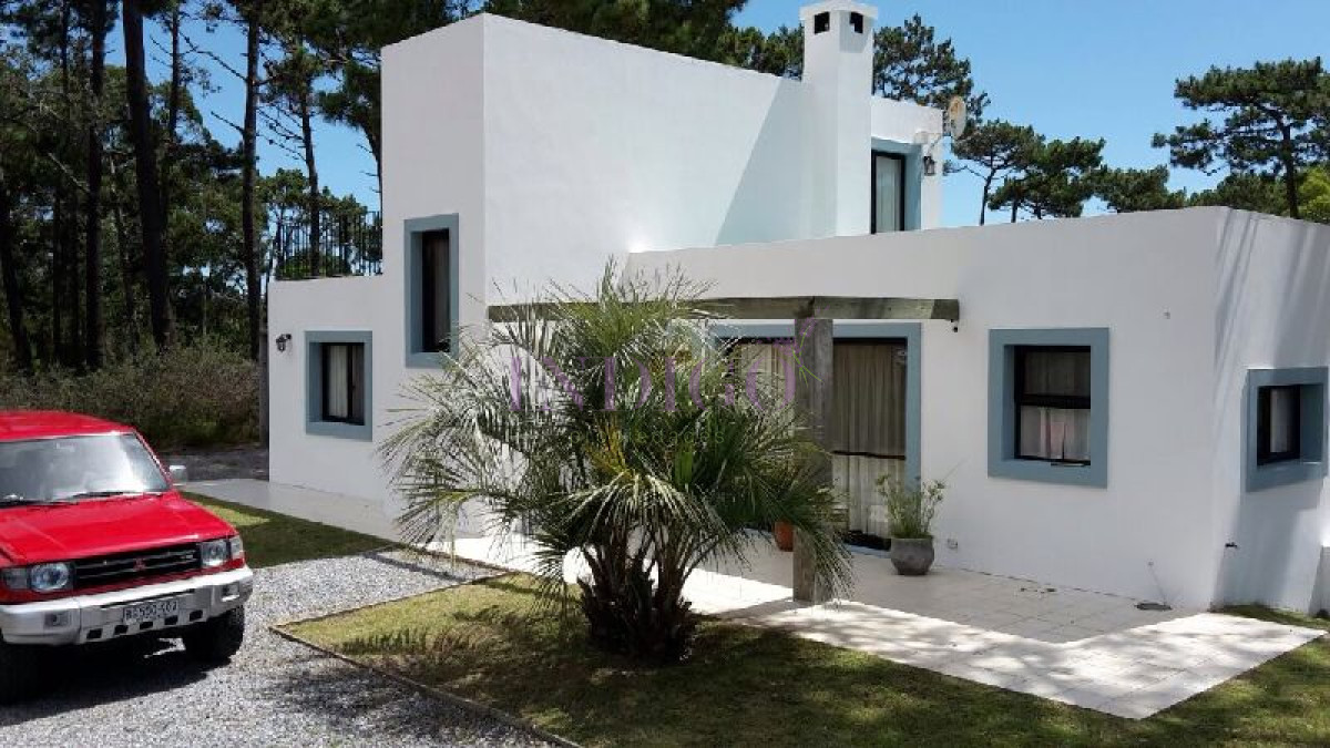 Casa en venta y alquiler sobre el Ataj en  La Barra, 3 dormitorios . - IDG129C