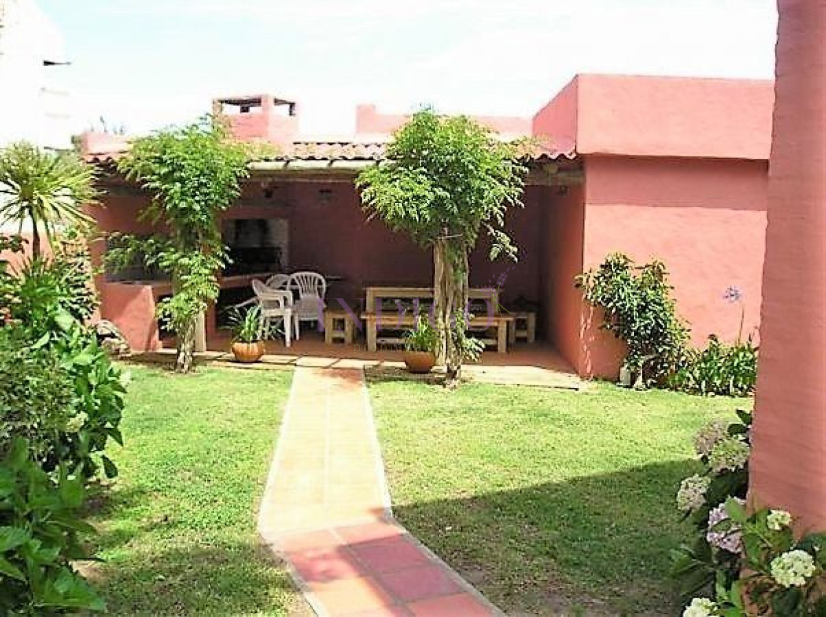 Casa Ref.148 - Casa en alquiler en plena Barra, 3 dormitorios mas dependencia de servicio.