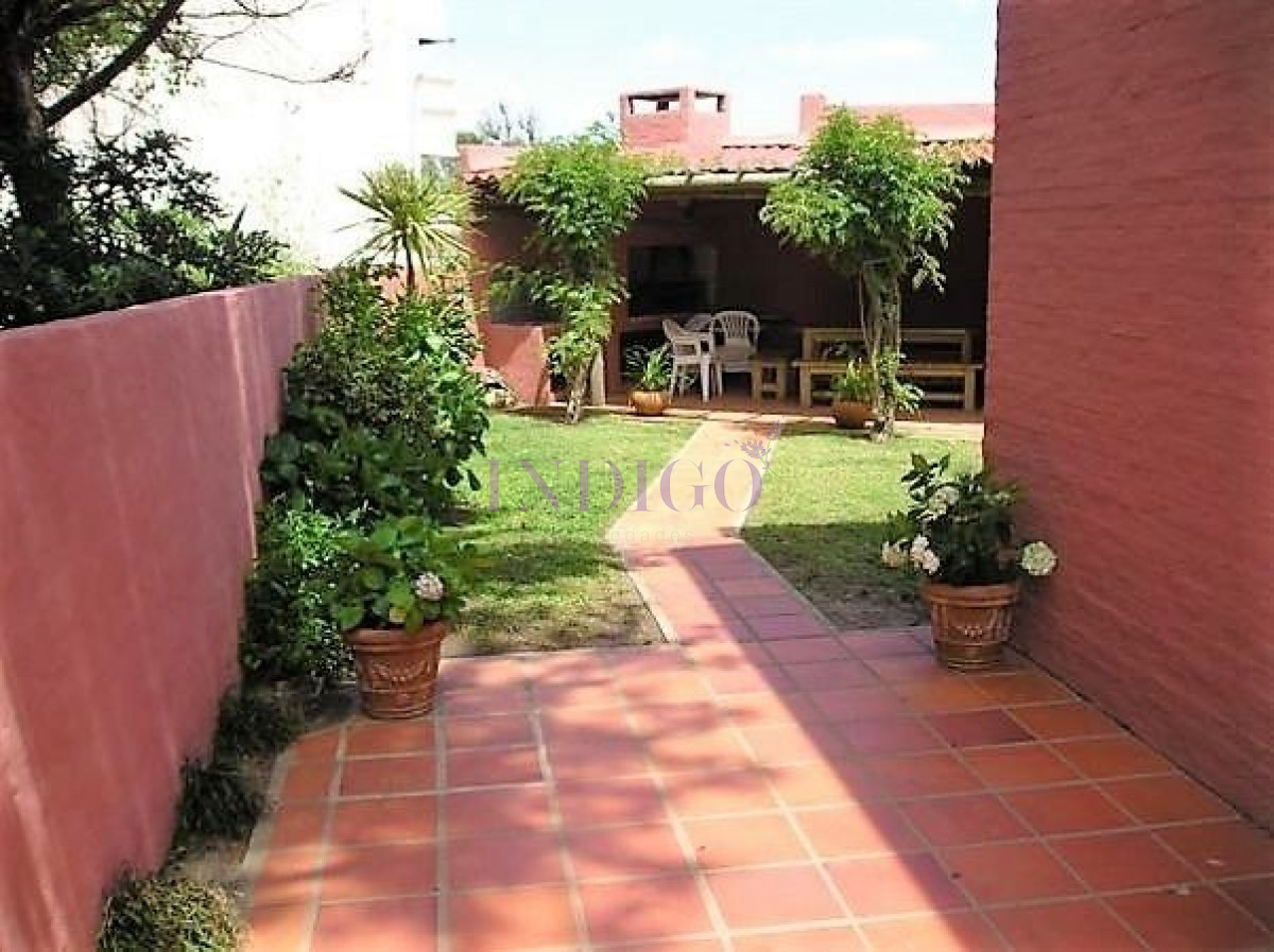 Casa Ref.148 - Casa en alquiler en plena Barra, 3 dormitorios mas dependencia de servicio.