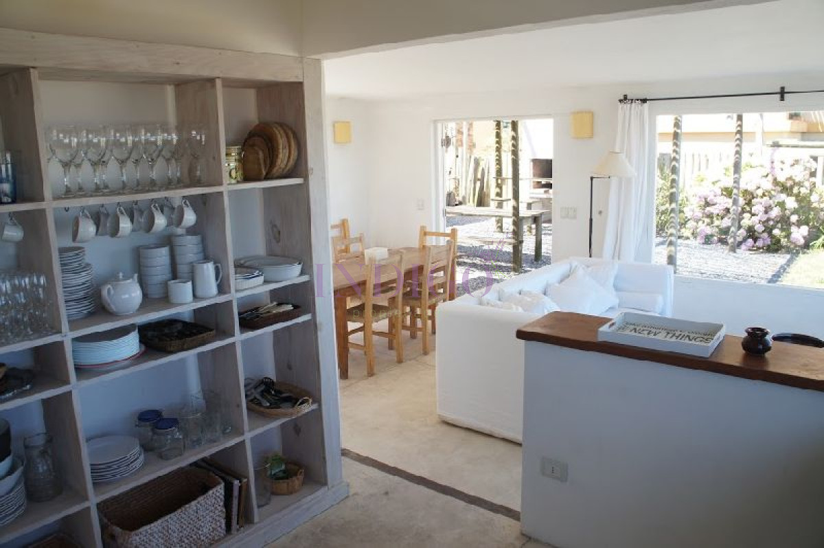 Casa Ref.155 - Muy buena casa en alquiler en Punta Piedras, 3 dormitorios más dependencia de servicio.