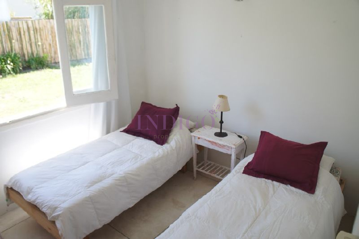 Casa Ref.155 - Muy buena casa en alquiler en Punta Piedras, 3 dormitorios más dependencia de servicio.