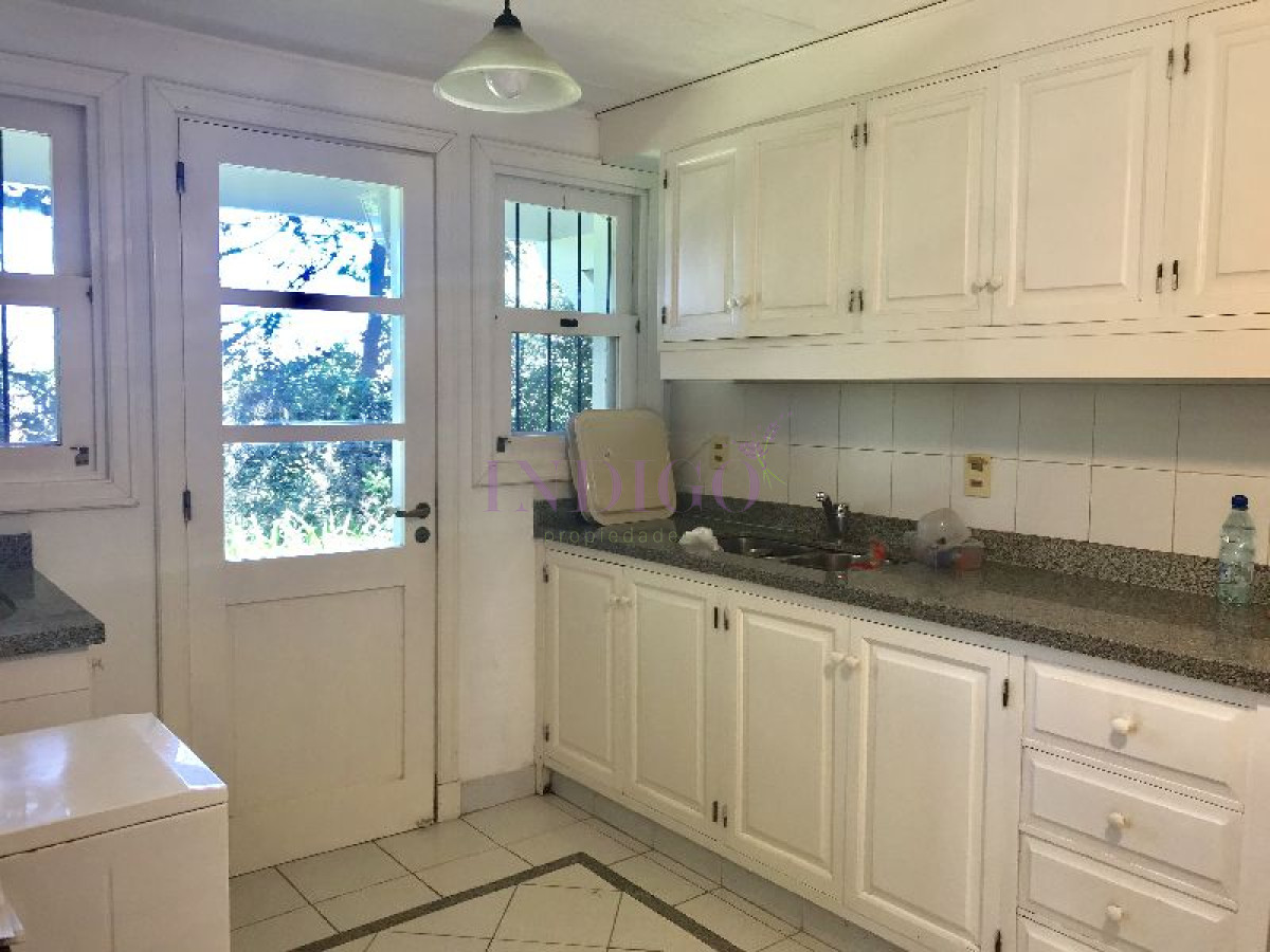 Casa Ref.189 - Casa en alquiler a pasitos de la playa Brava, 3 dormitorios mas dependencia de servicio.