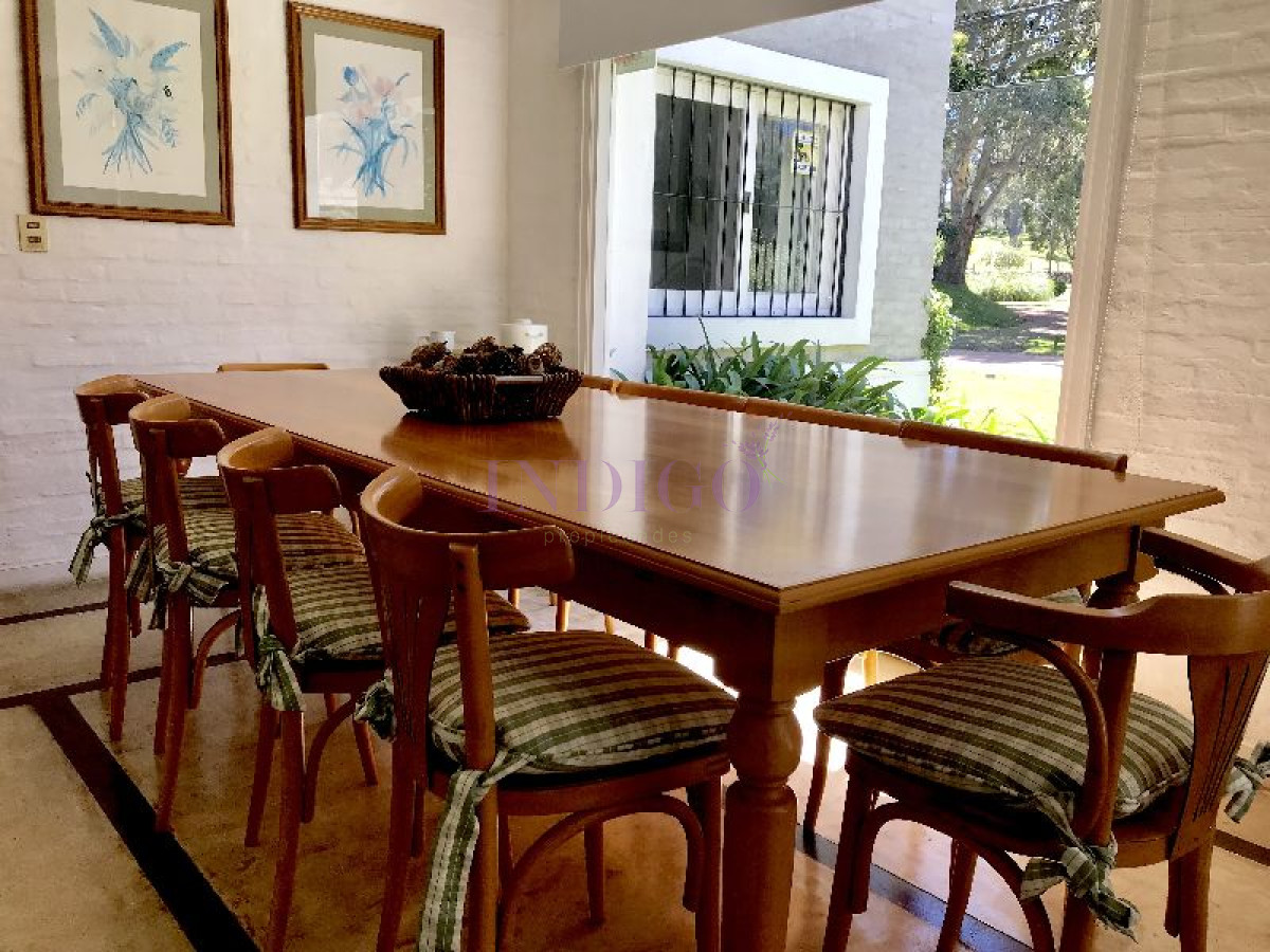 Casa Ref.189 - Casa en alquiler a pasitos de la playa Brava, 3 dormitorios mas dependencia de servicio.