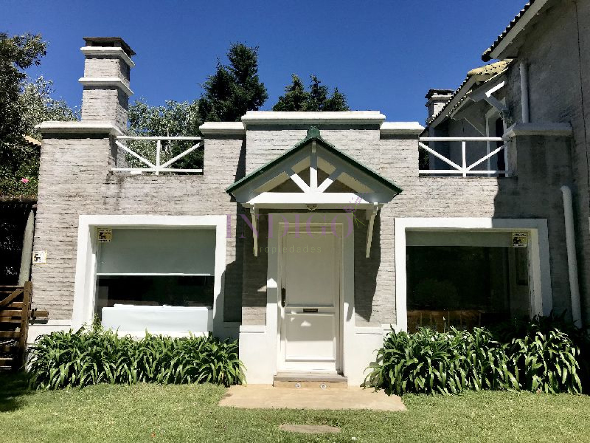 Casa Ref.189 - Casa en alquiler a pasitos de la playa Brava, 3 dormitorios mas dependencia de servicio.
