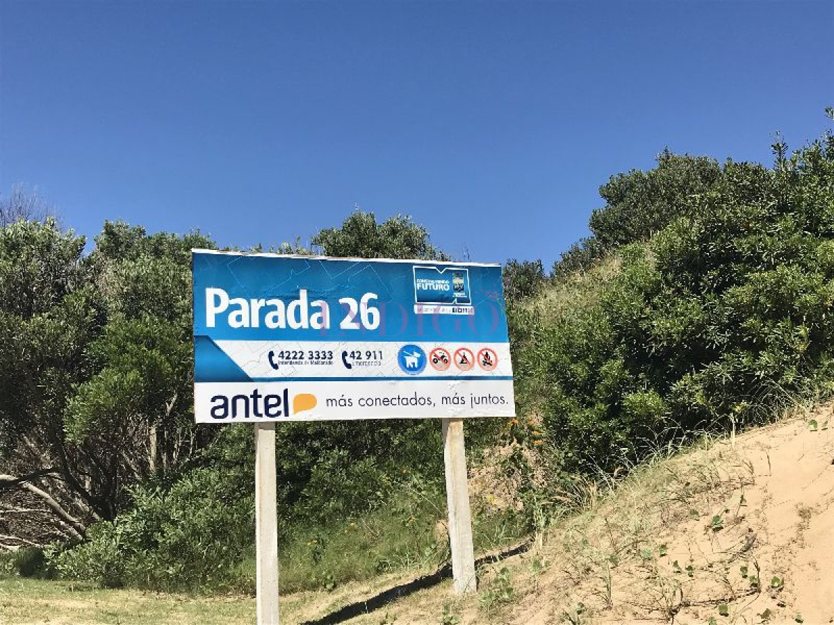 Casa Ref.189 - Casa en alquiler a pasitos de la playa Brava, 3 dormitorios mas dependencia de servicio.