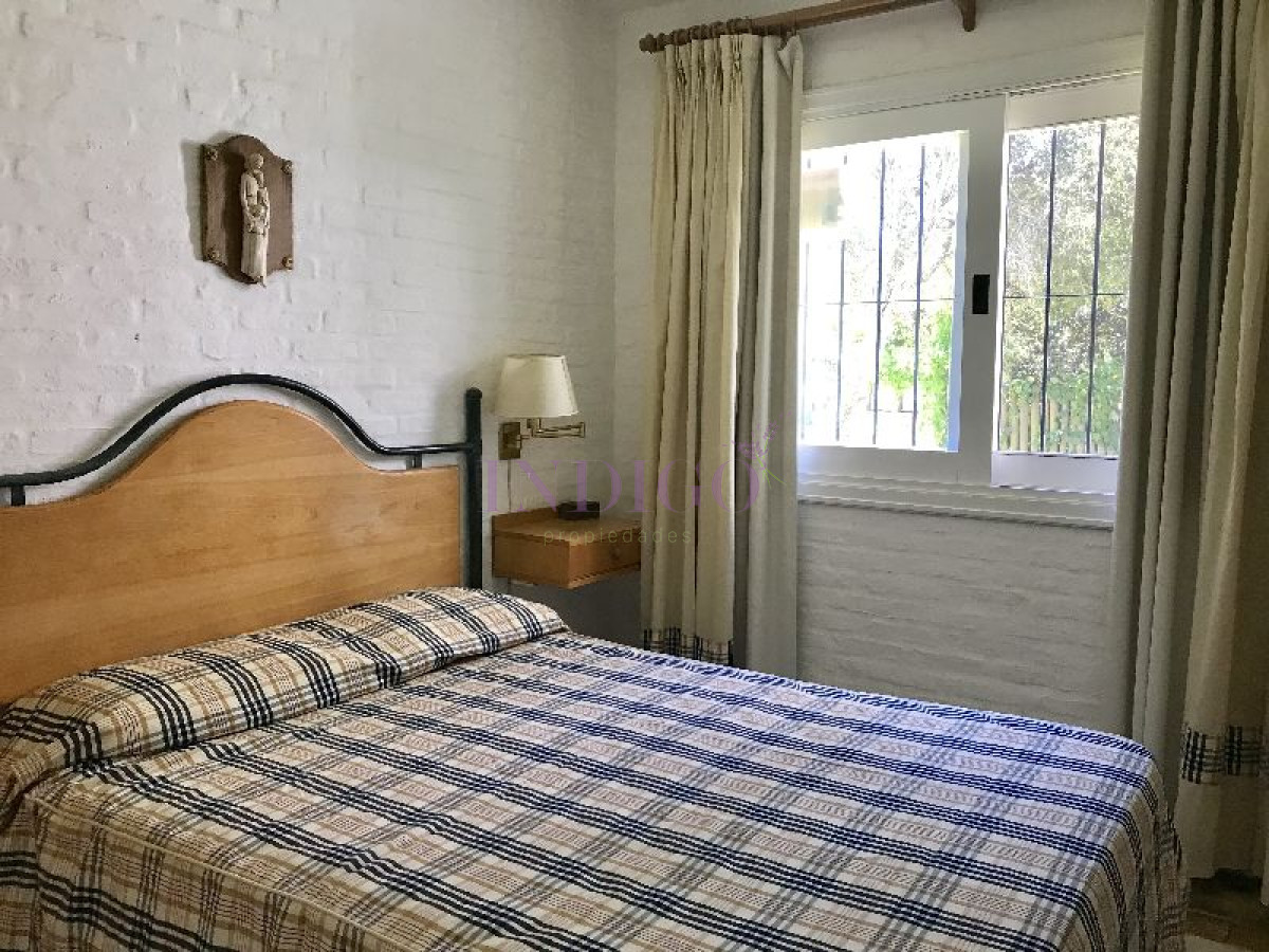 Casa Ref.189 - Casa en alquiler a pasitos de la playa Brava, 3 dormitorios mas dependencia de servicio.