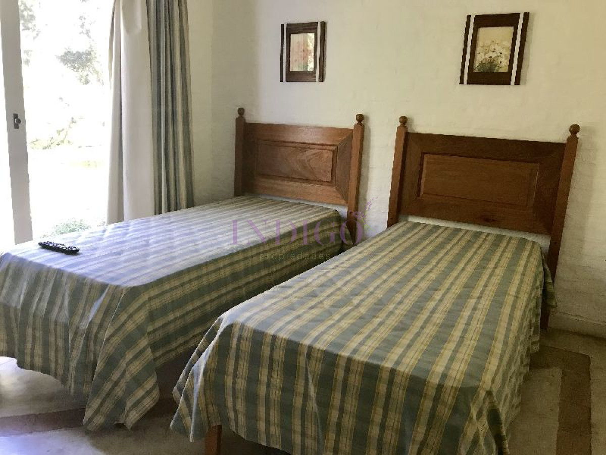 Casa Ref.189 - Casa en alquiler a pasitos de la playa Brava, 3 dormitorios mas dependencia de servicio.
