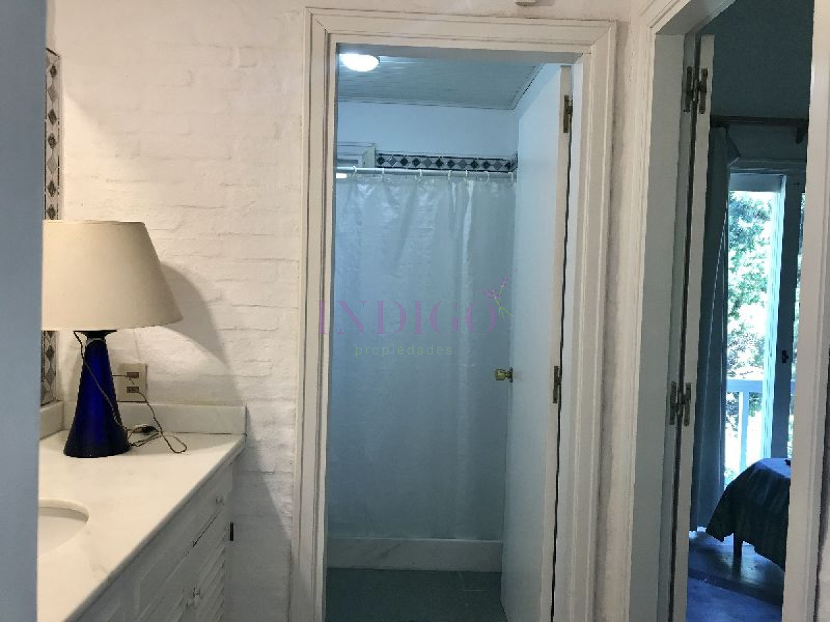 Casa Ref.189 - Casa en alquiler a pasitos de la playa Brava, 3 dormitorios mas dependencia de servicio.