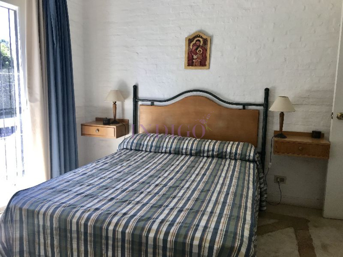 Casa Ref.189 - Casa en alquiler a pasitos de la playa Brava, 3 dormitorios mas dependencia de servicio.