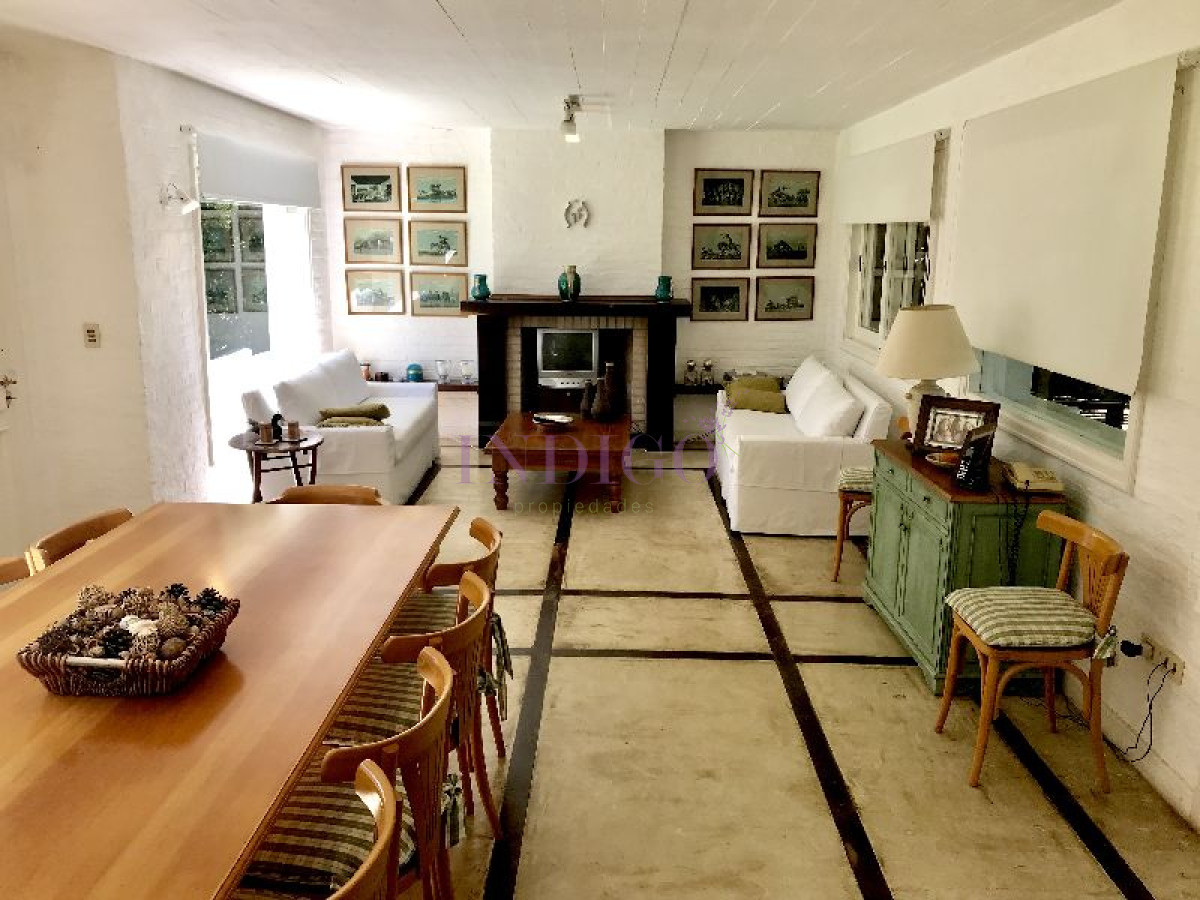 Casa Ref.189 - Casa en alquiler a pasitos de la playa Brava, 3 dormitorios mas dependencia de servicio.