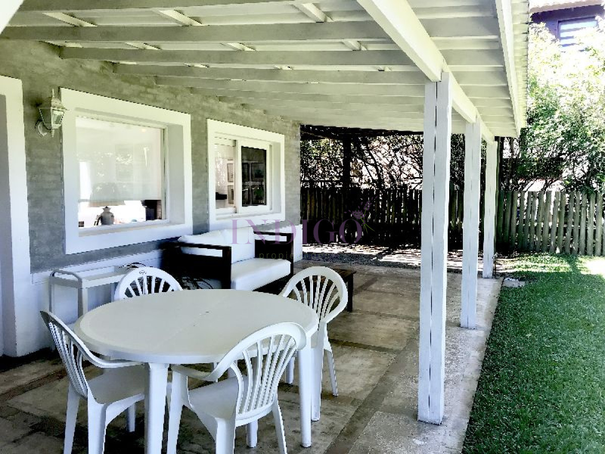 Casa Ref.189 - Casa en alquiler a pasitos de la playa Brava, 3 dormitorios mas dependencia de servicio.